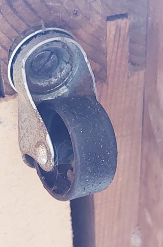 Mesita de madera con ruedas