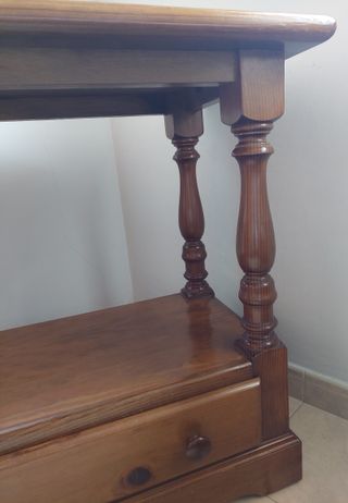 Mesita de madera con ruedas