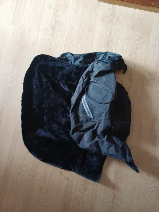 Manta de moto negra y de regalo 2 pares de guantes