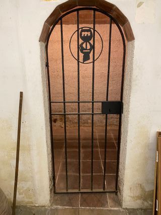 Puerta de hierro forjado para bodega