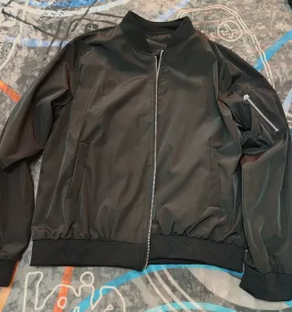 Chaqueta bomber negra de mujer.