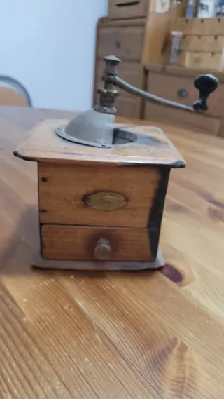 Molinillo de café antiguo de madera