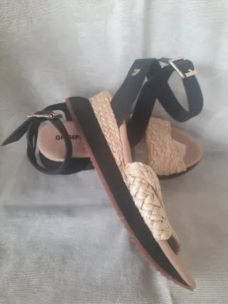 Sandalias Gioseppo Beige y Negras