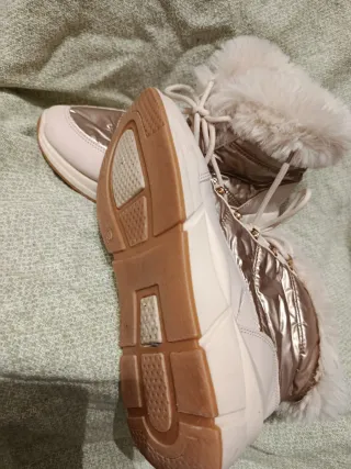 Botas de nieve rosas y doradas con pelo