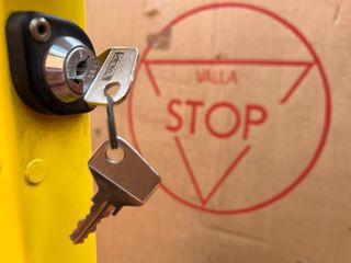 Valla Parking Amarilla Nueva
