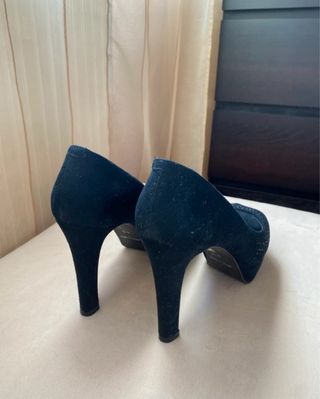 Zapatos de tacón negros con pedrería