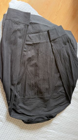 Camisa Zara amplia negra, tela efecto arrugado
