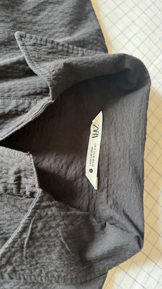 Camisa Zara amplia negra, tela efecto arrugado