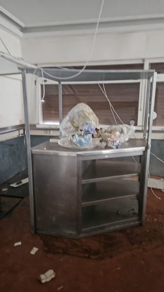 Mesa de cocina acero inoxidable con estantes