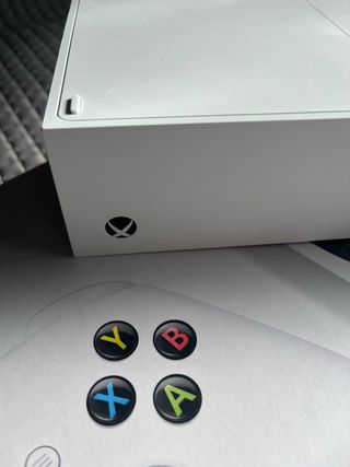 Xbox Series S + 2 Mandos (Bianco e Giallo)