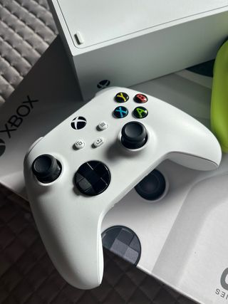 Xbox Series S + 2 Mandos (Bianco e Giallo)