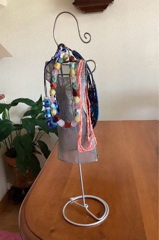 Colgador de collares plateado