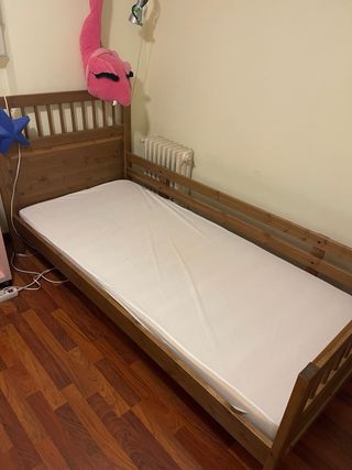 Cama litera de madera separable con colchones.