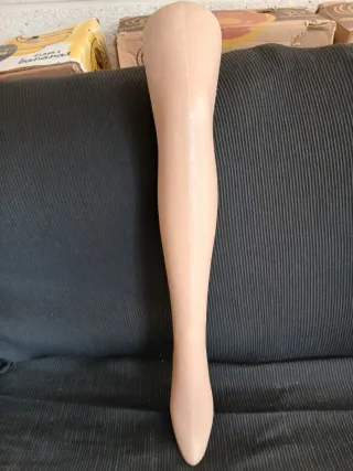 Pierna de maniquí de plástico