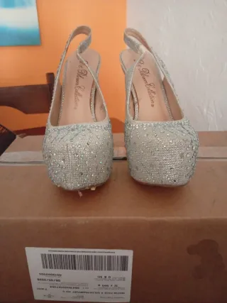 Zapatillas de fiesta plateadas con pedrería