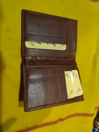 Billetera y tarjetero de piel marrón