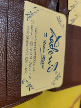 Billetera y tarjetero de piel marrón