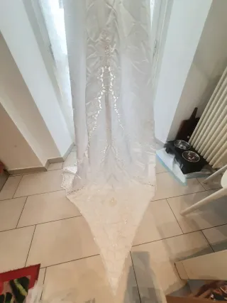 Abito da sposa bianco con ricami