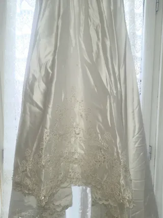 Abito da sposa bianco con ricami