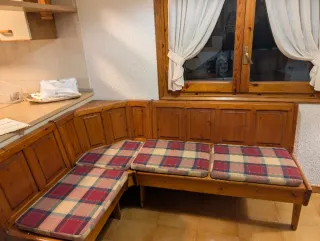 Sillón de madera con cojín  a cuadros