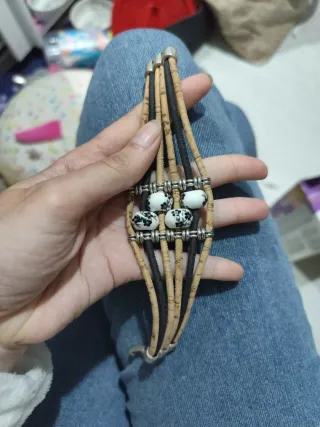 Pulsera ancha de corcho y cuentas