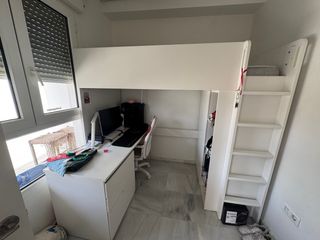 Cama alta compacta con escritorio