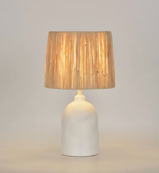 Lámpara de mesa Inspire Bomoa cerámica y ratán