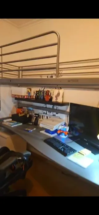 Cama alta com secretária e arrumação