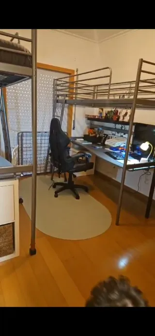 Cama alta com secretária e arrumação