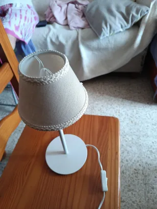 Lámpara de mesa tela beige y base blanca