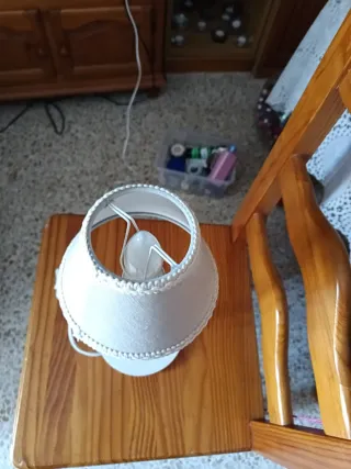 Lámpara de mesa tela beige y base blanca