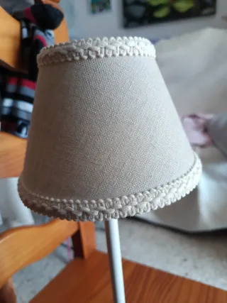 Lámpara de mesa tela beige y base blanca