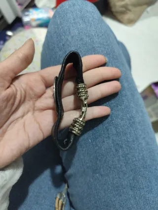 Pulsera de cuero con detalle plateado