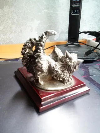 Statuetta gatto in metallo su base in legno