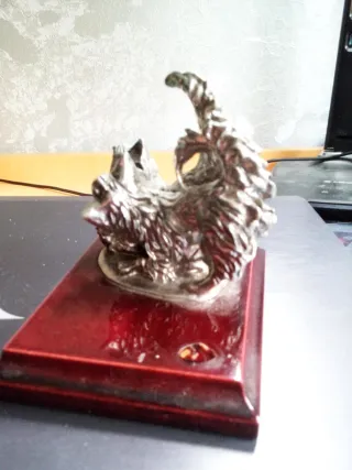 Statuetta gatto in metallo su base in legno