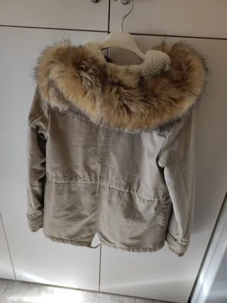 Giacca parka beige con cappuccio e pelo sintetico