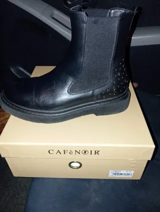 Stivaletti neri Cafènoir con borchie