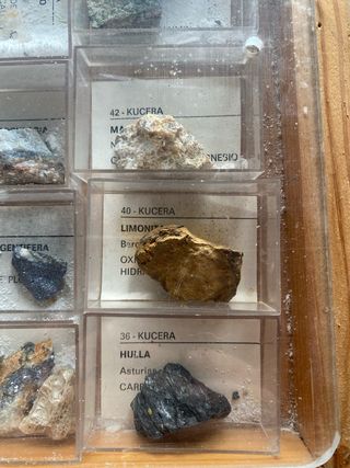 Antica scatola di minerali / Vecchia collezione di minerali
