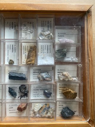 Antica scatola di minerali / Vecchia collezione di minerali