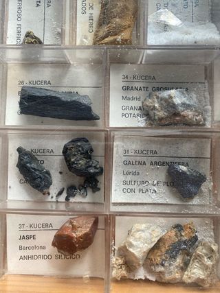 Antica scatola di minerali / Vecchia collezione di minerali