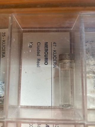 Antica scatola di minerali / Vecchia collezione di minerali