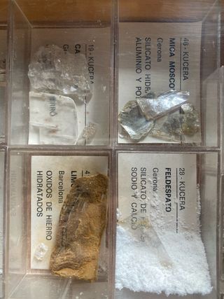 Antica scatola di minerali / Vecchia collezione di minerali
