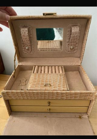 Joyería Beige y Dorada