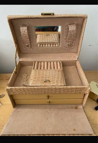 Joyería Beige y Dorada