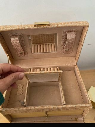 Joyería Beige y Dorada