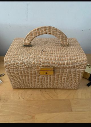 Joyería Beige y Dorada