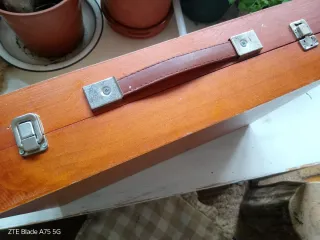 Maletín de madera marrón con cierres plateados