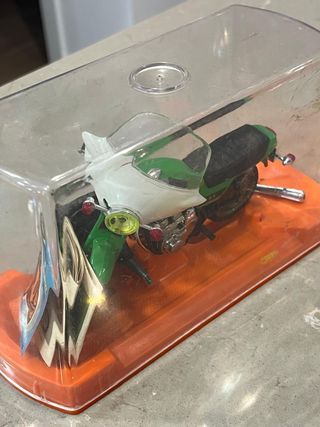 Moto Suzuki GSX 65 x 1000 Colección Guiloy