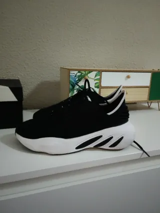 Zapatillas Adidas Negras y Blancas