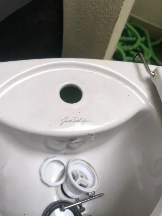 Bidé blanco de cerámica con grifería
